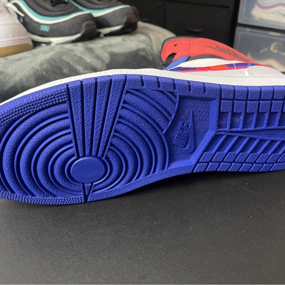 Jordan 1 Mid (Multi-Color Swoosh) - Picture 2 of 7